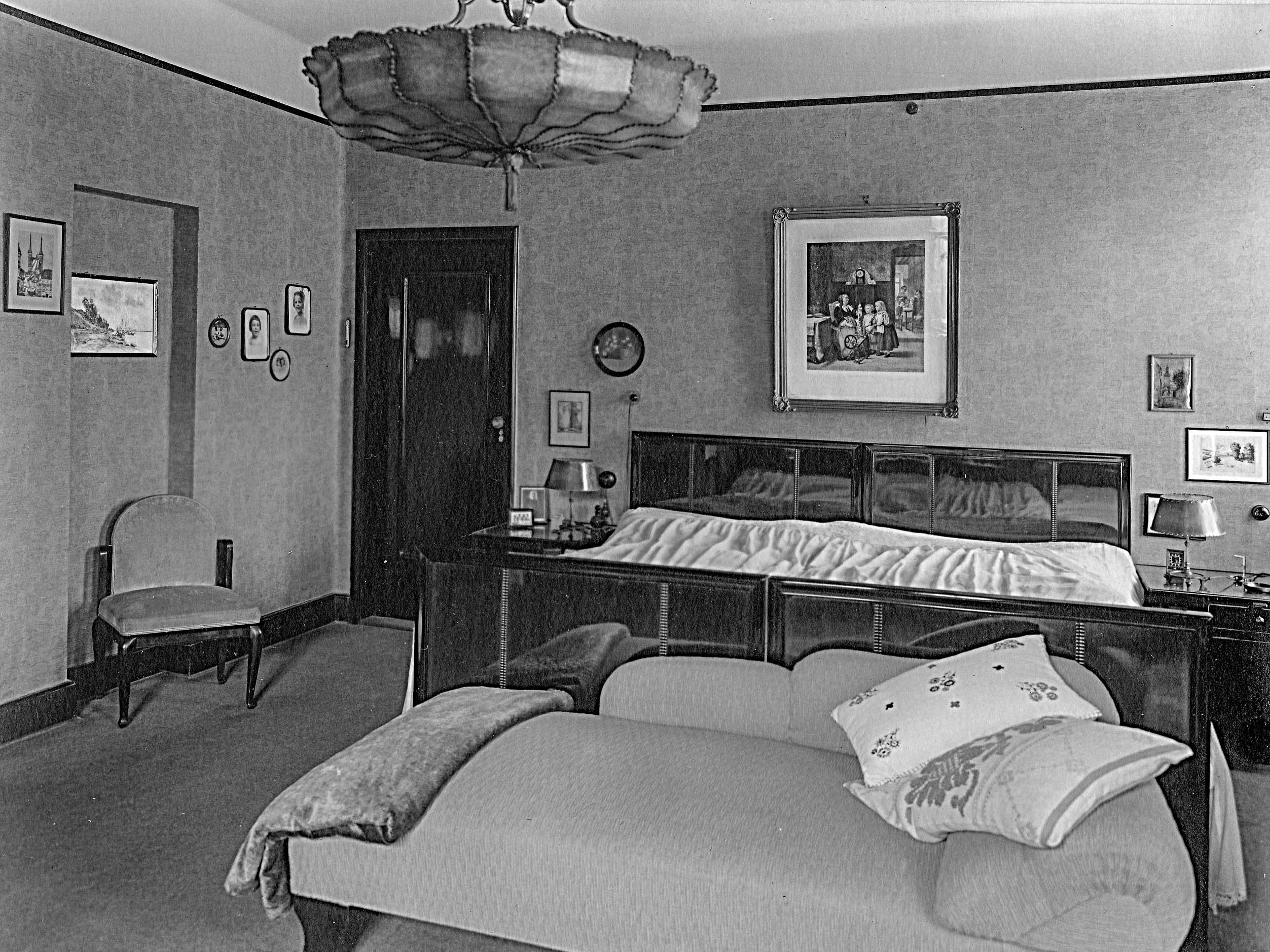 Schlafzimmer 1. OG 1sw